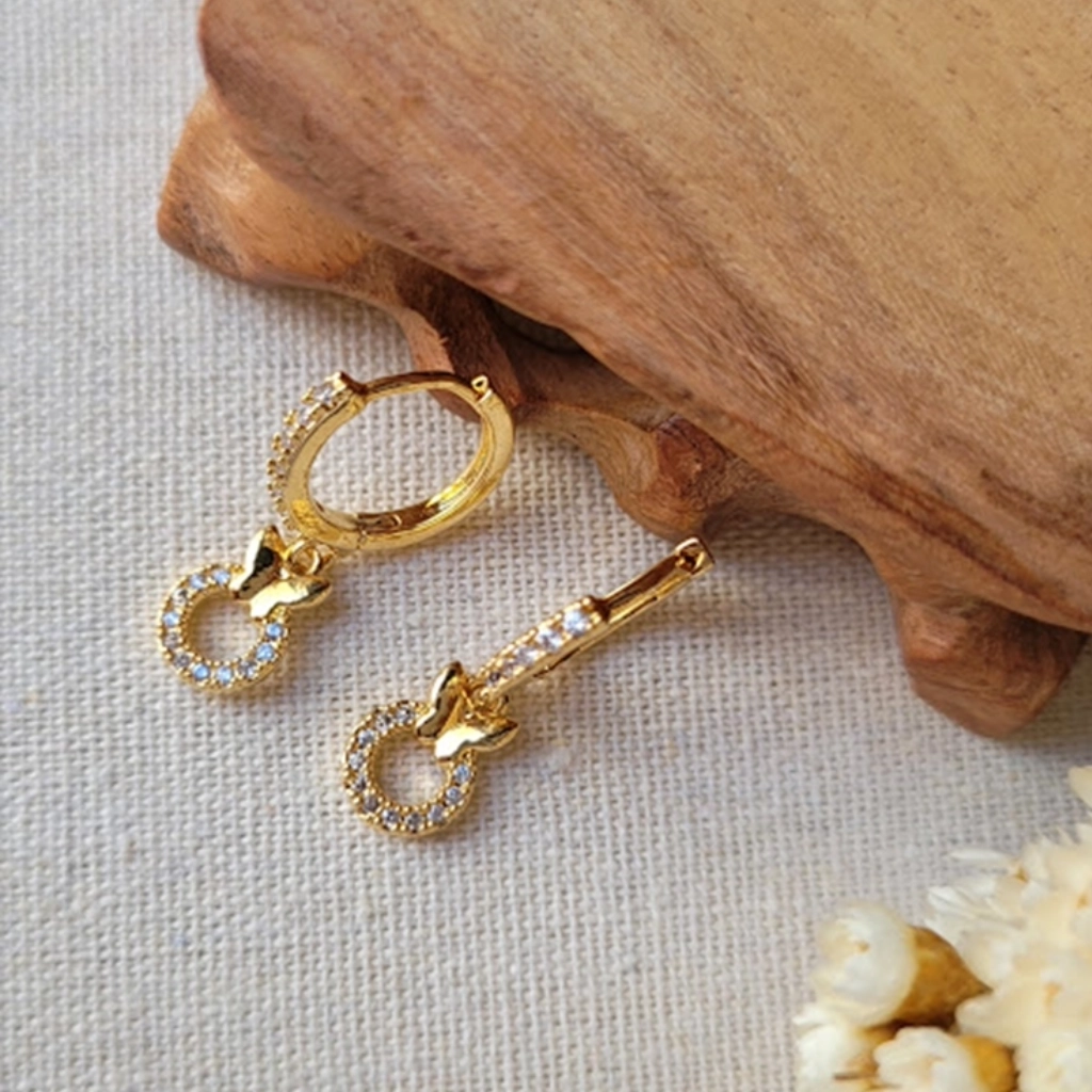 Argola Borboleta e Círculo Cravejado Cristal