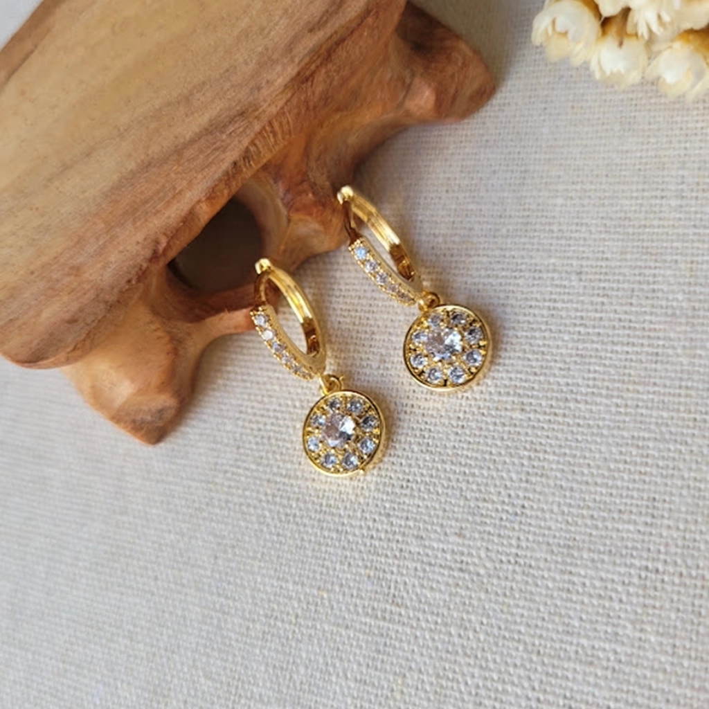 Argola com Esfera Cravejada Cristal