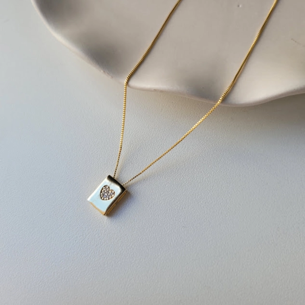 Colar Retângulo com Coração Cristal