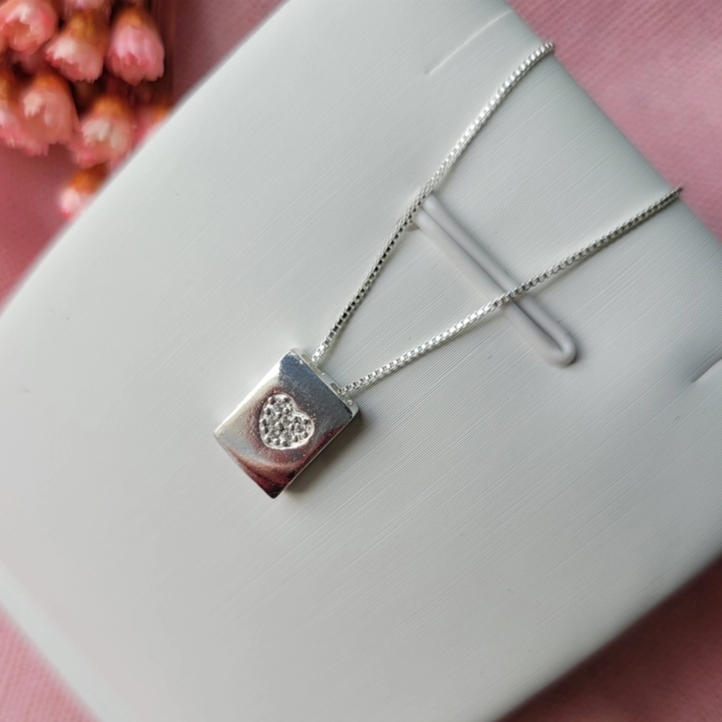 Colar Retângulo com Coração Cristal