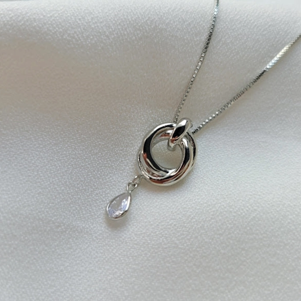Colar Círculo Trançado e Gota Cristal