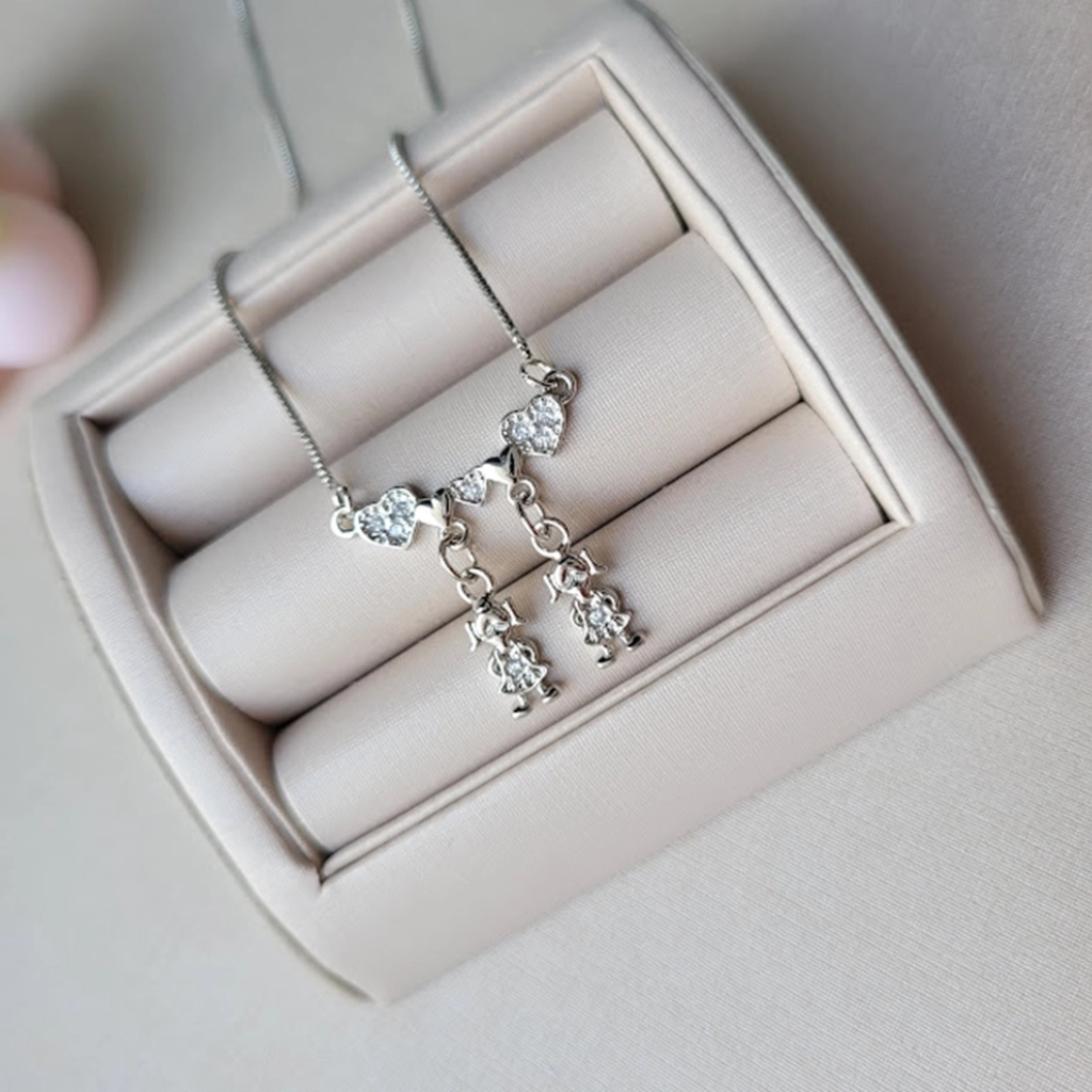 Colar Corações com Pingente Filhas Cristais