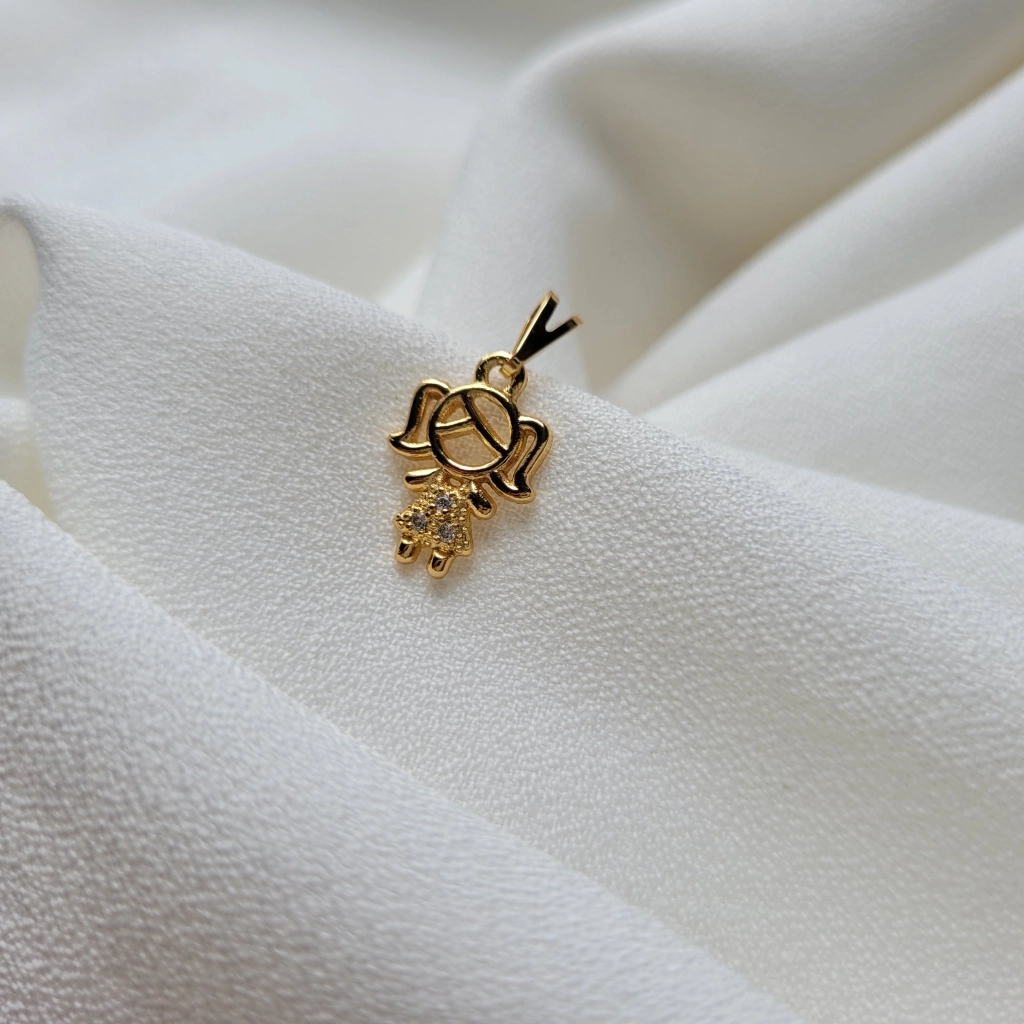 Pingente Menina com Micro Zircônias Cristais