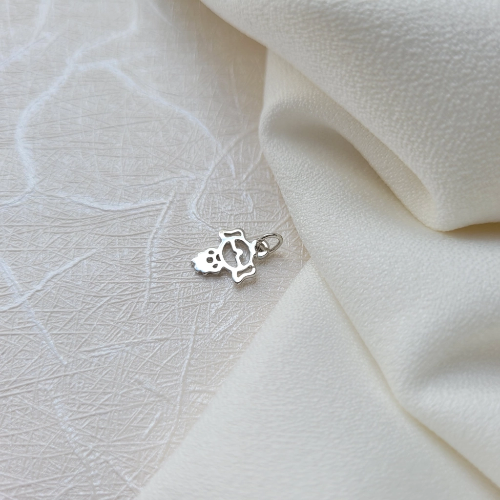 Pingente Menina Vazada