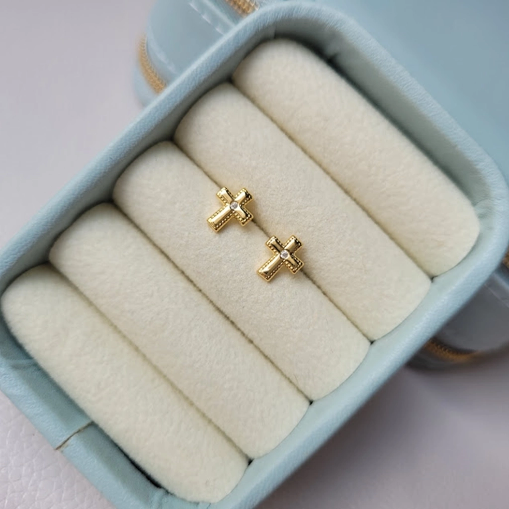 Brinco Cruz com Ponto de Luz Cristal