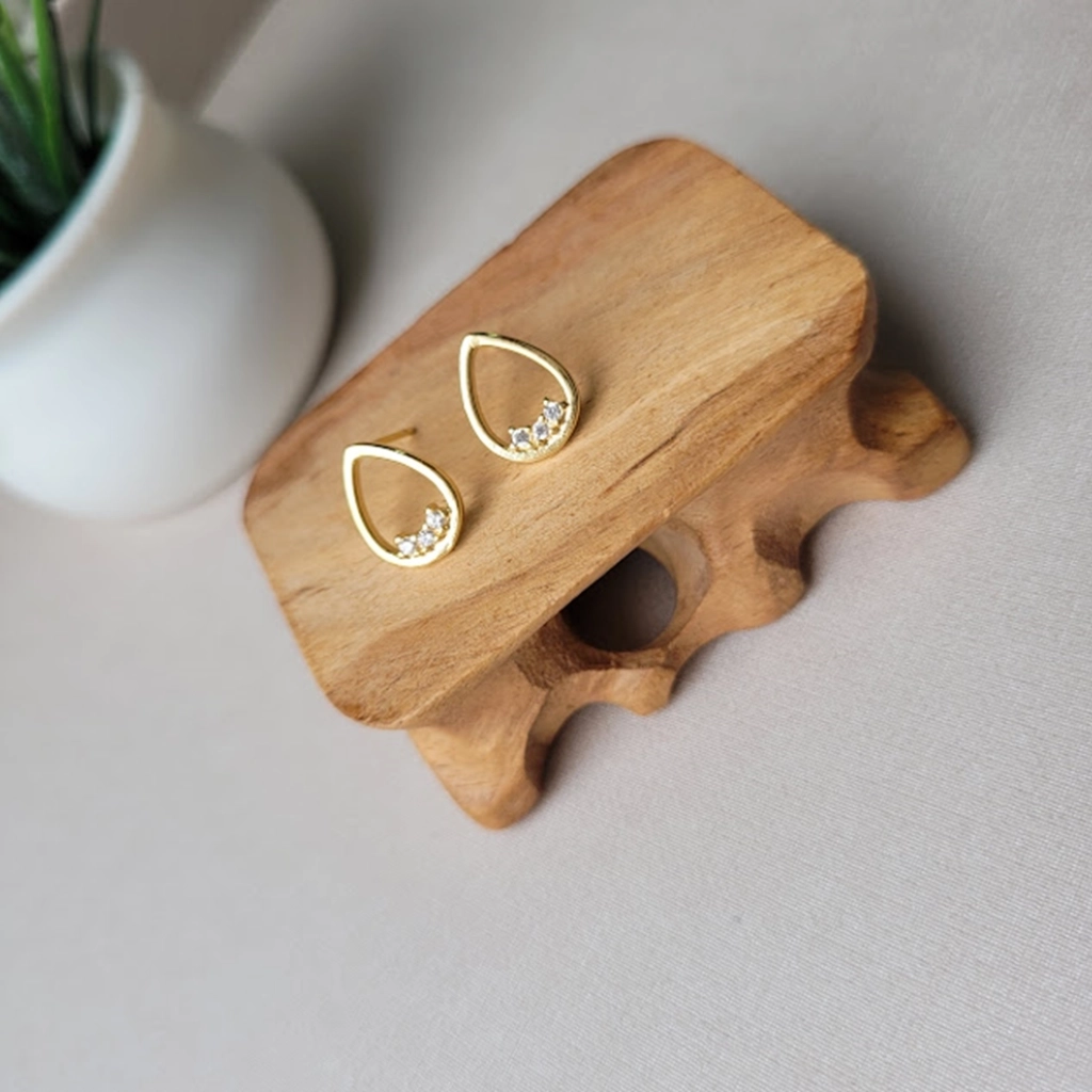 Brinco Gota Vazada com Pontos de Luz