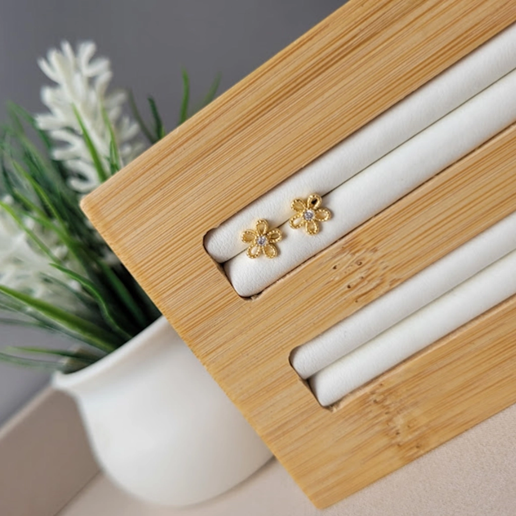 Brinco Flor Vazada com Ponto de Luz