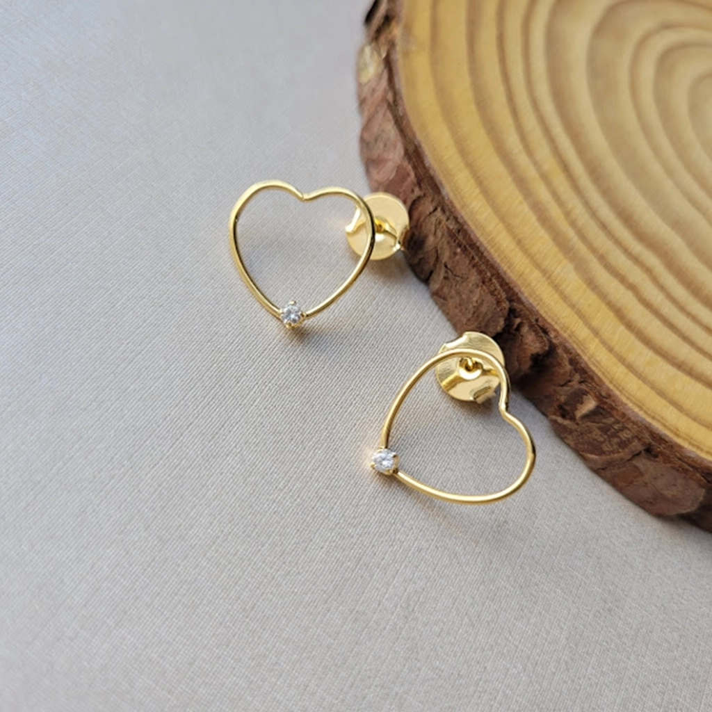 Brinco Coração Vazado com Ponto de Luz