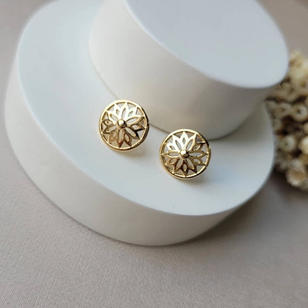 Brinco Círculo com Flor Vazada