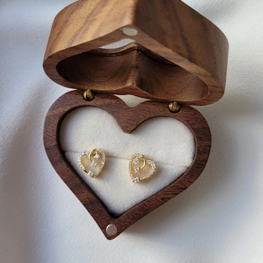 Brinco Coração Cravejado e 3 Pontos de Luz