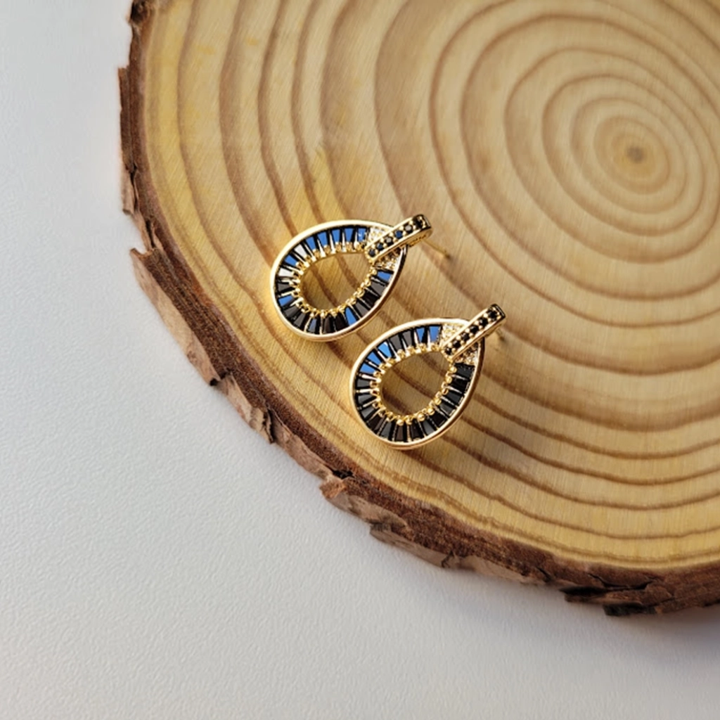 Brinco Gota Cravejado Preto