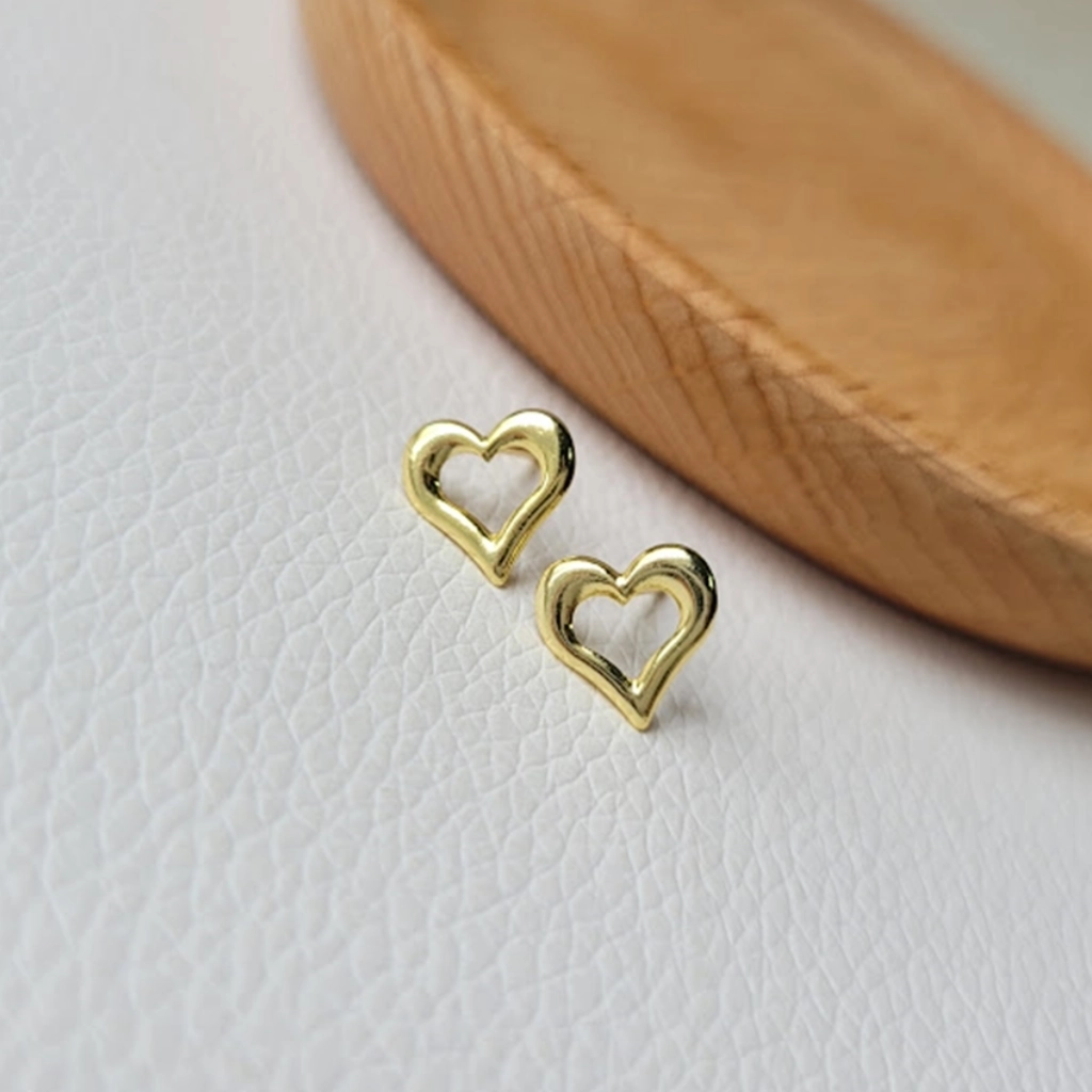 Brinco Coração Vazada Lisa