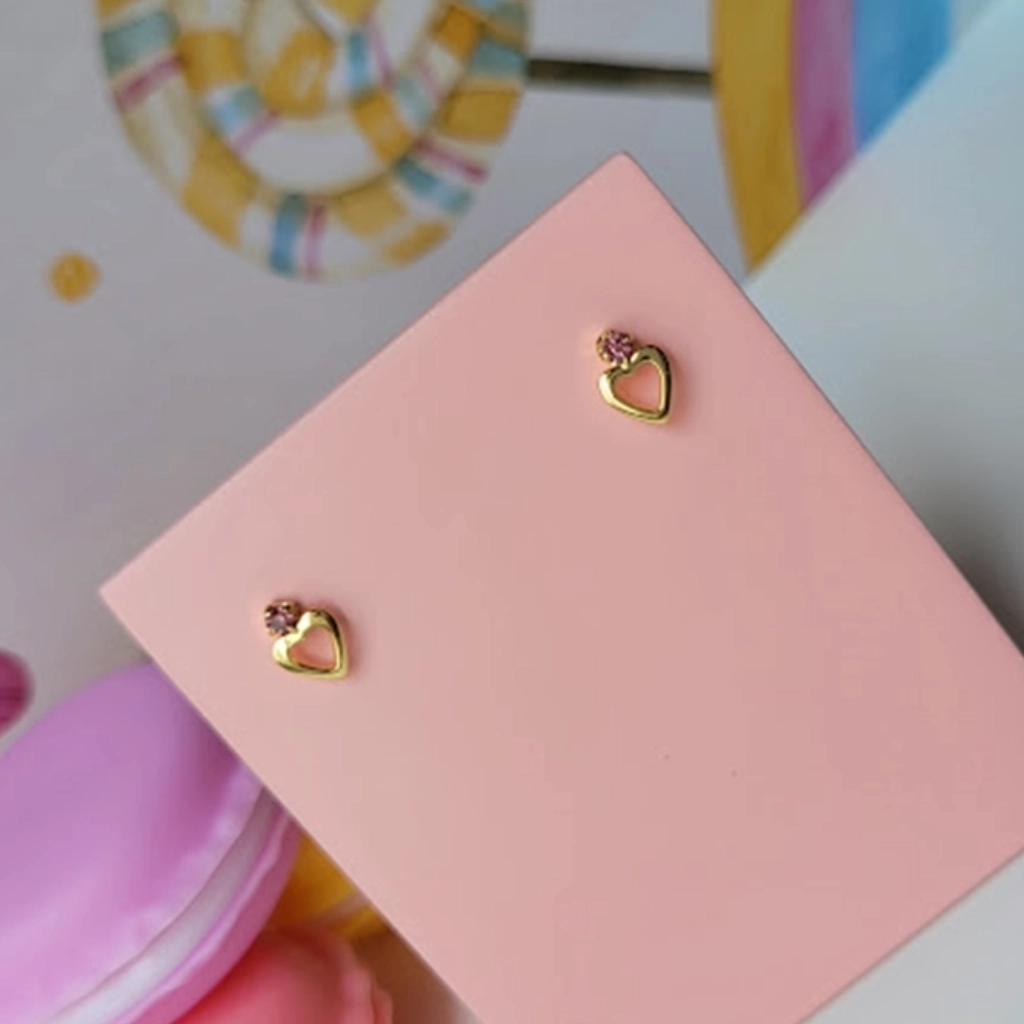 Brinco Infantil Coração Vazado com Ponto de Luz Lilás