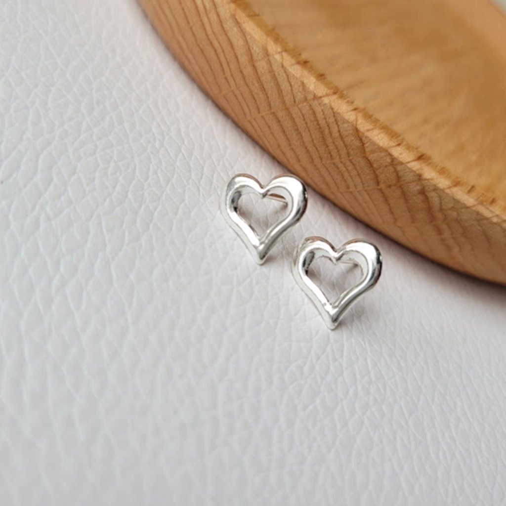 Brinco Coração Vazada Lisa