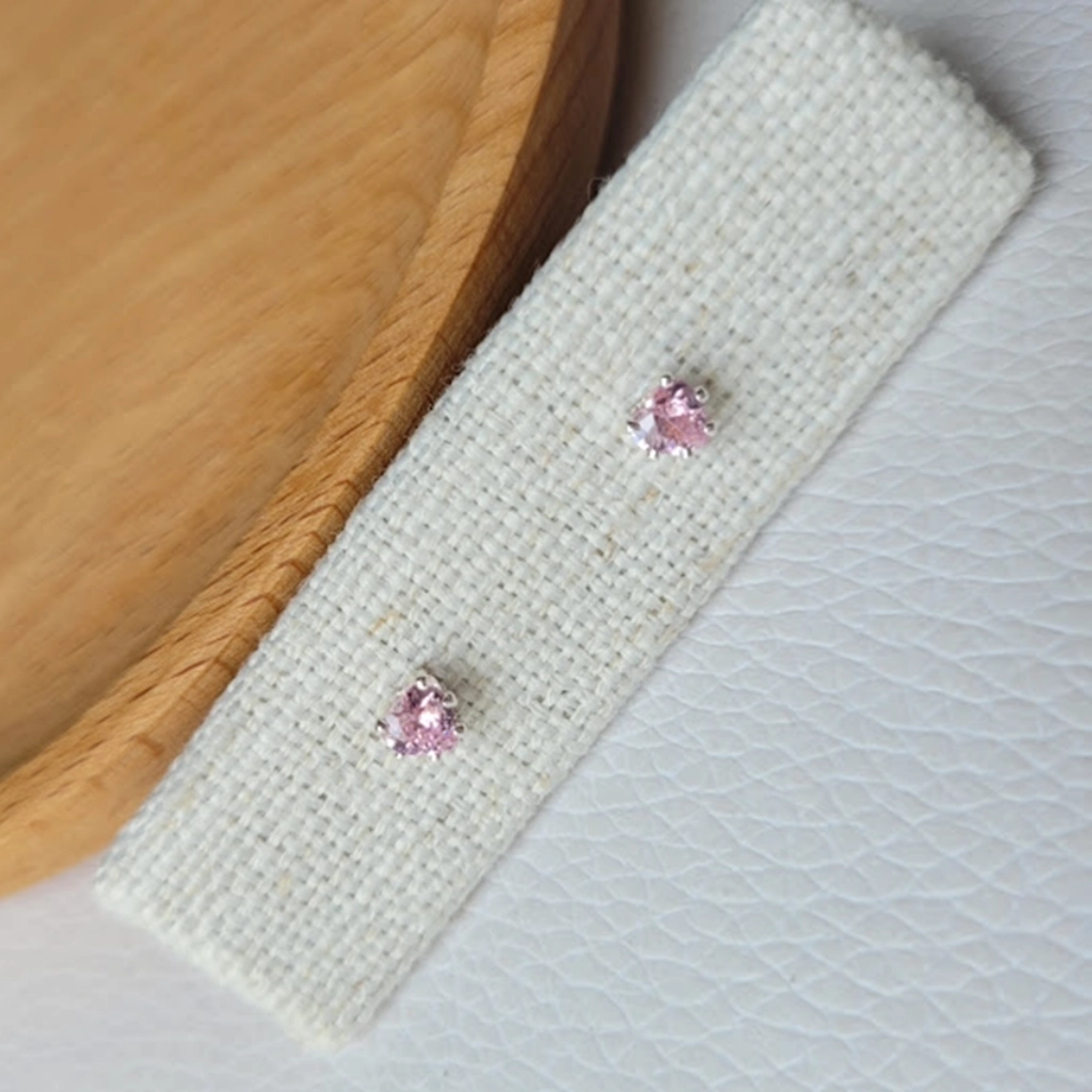 Brinco Pequeno Coração Rosa