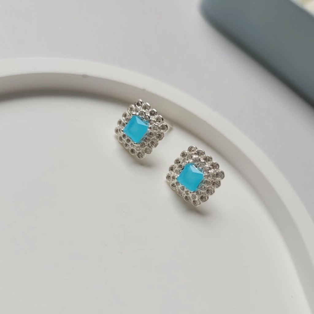 Brinco Cravejado e Círculo Azul Claro