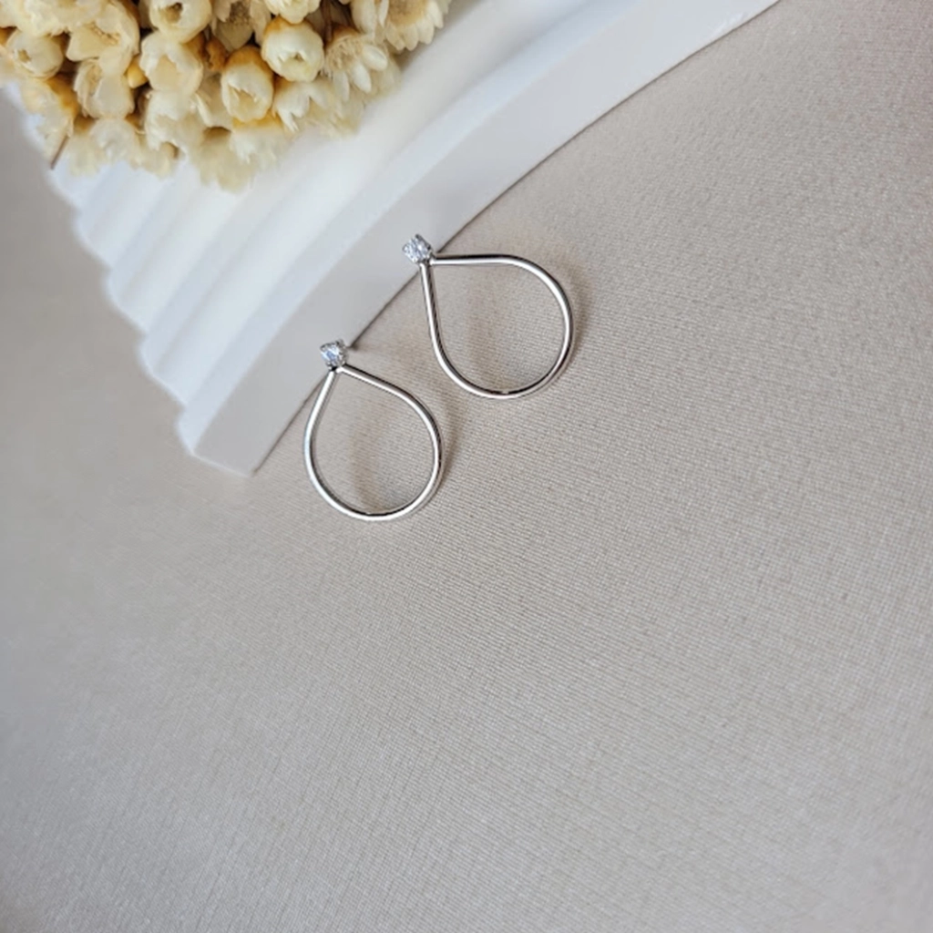 Brinco Gota Vazada com Ponto de Luz