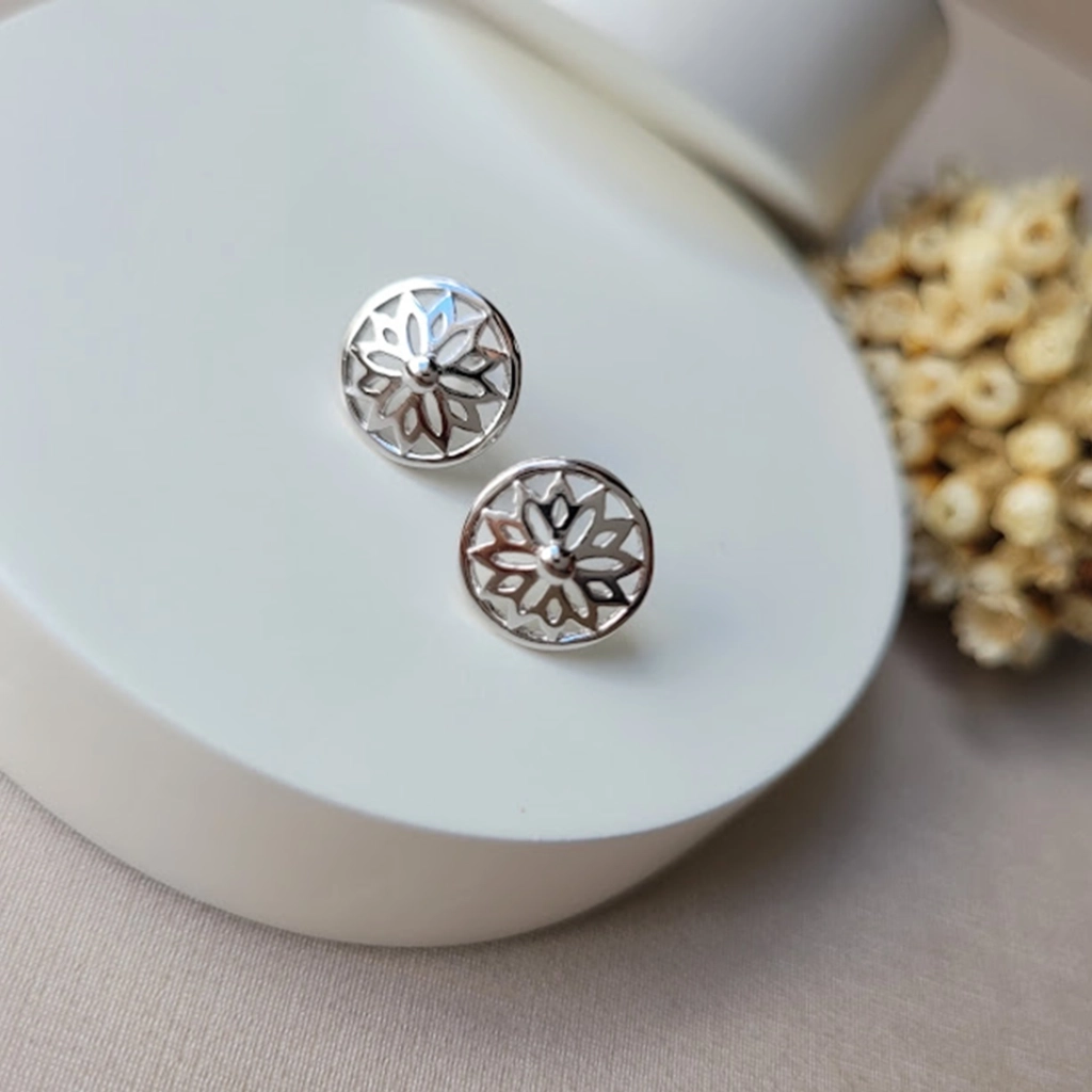 Brinco Círculo com Flor Vazada